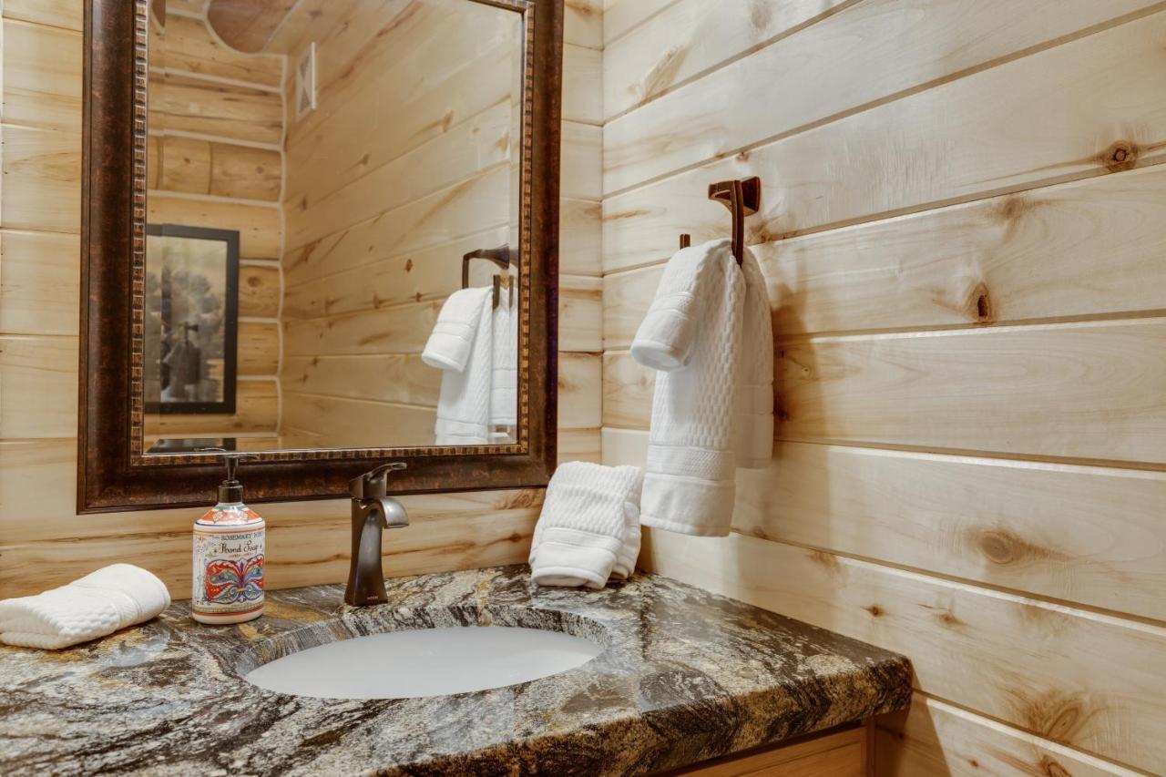 Lumberjack Lodge By Kabino Hot Tub Fire Pit Satellite Wifi Grill Large Porch Island Park Exterior foto